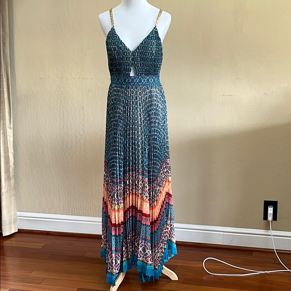Green V-Neck Sleeveless Maxi Sundress for Resort Wear